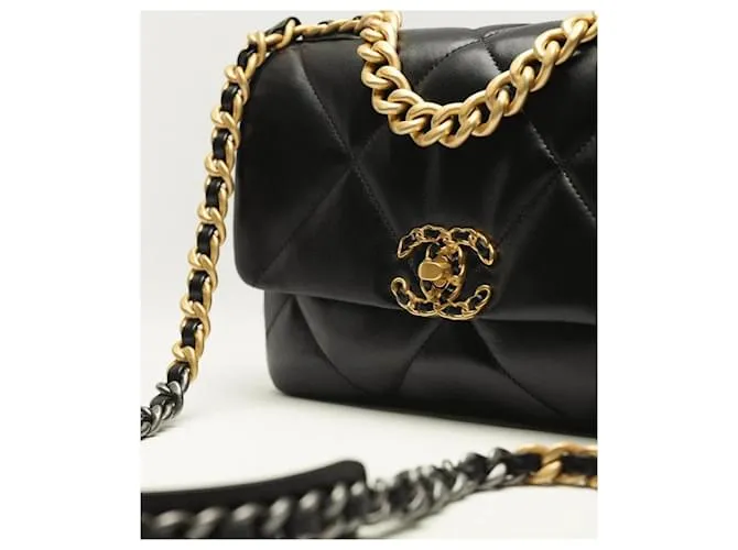 Chanel 19 Schwarze Tasche aus glänzendem Lammleder
