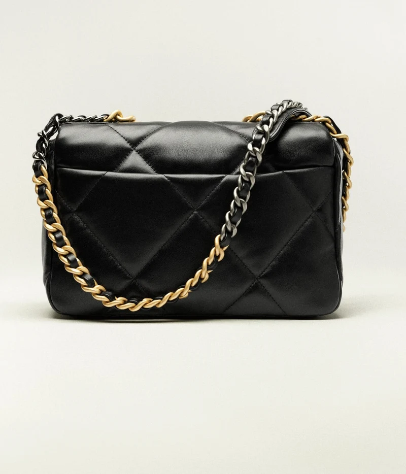 Chanel 19 Schwarze Tasche aus glänzendem Lammleder