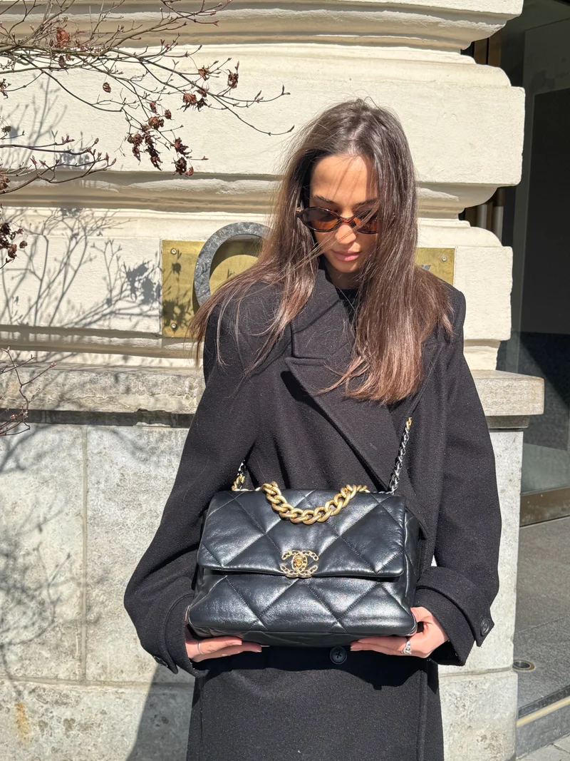 Chanel 19 Schwarze Tasche aus glänzendem Lammleder