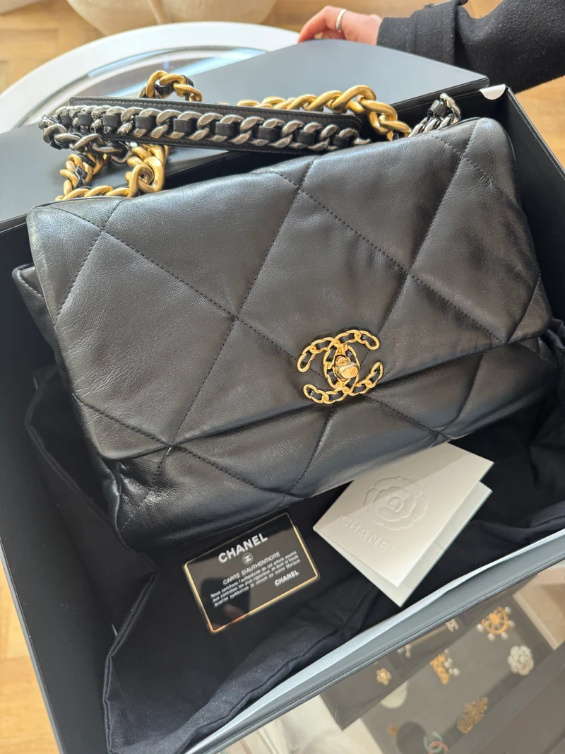 Chanel 19 Schwarze Tasche aus glänzendem Lammleder