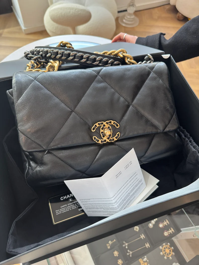 Chanel 19 Schwarze Tasche aus glänzendem Lammleder