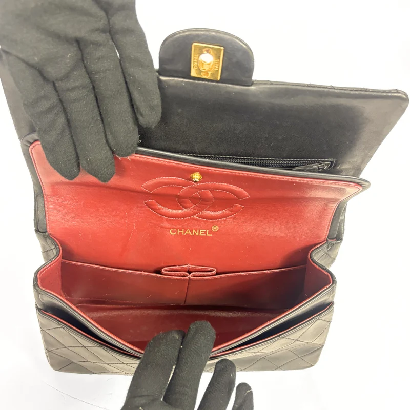 Chanel Classic Flap Bag Medium lamsleer