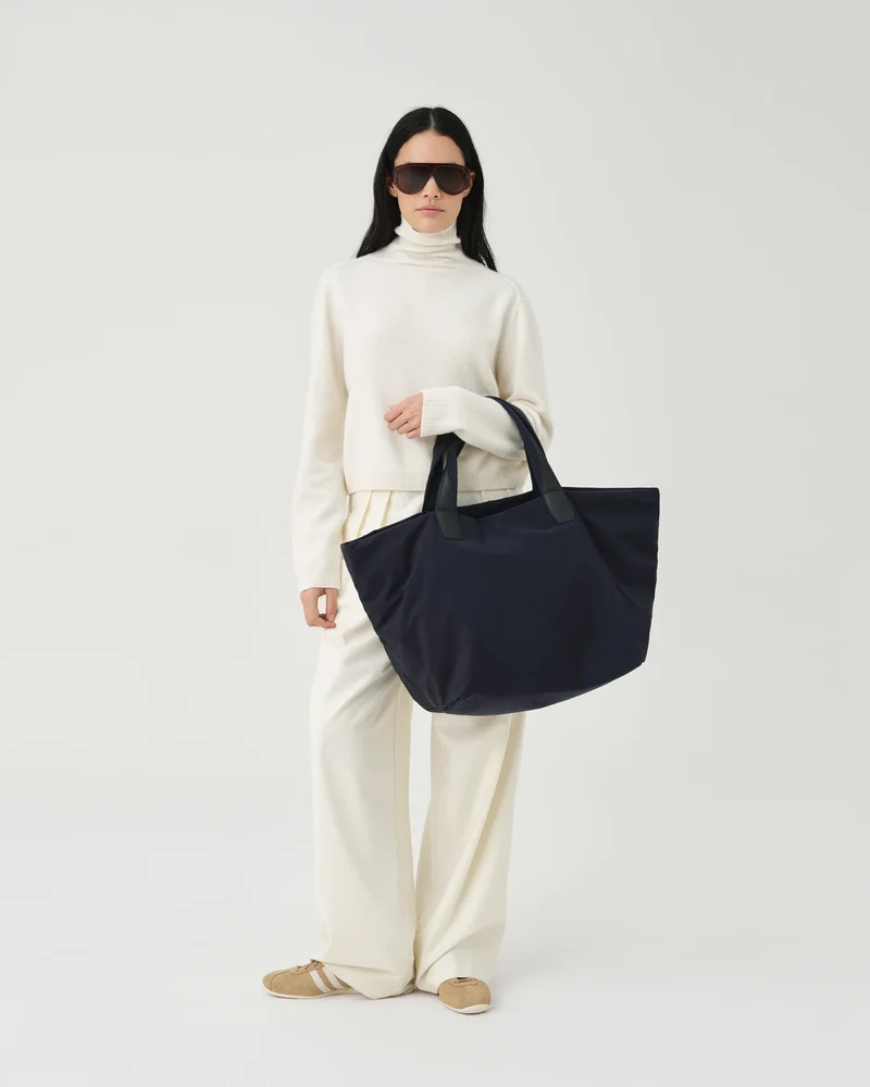 Essence Weekender Midnight Trench