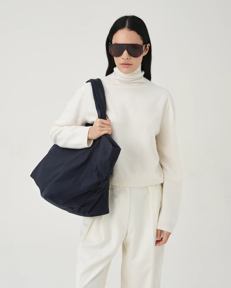 Essence Weekender Midnight Trench