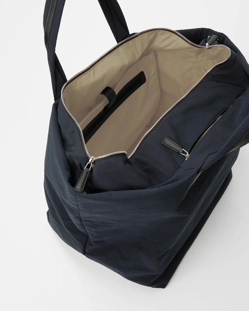 Essence Weekender Midnight Trench