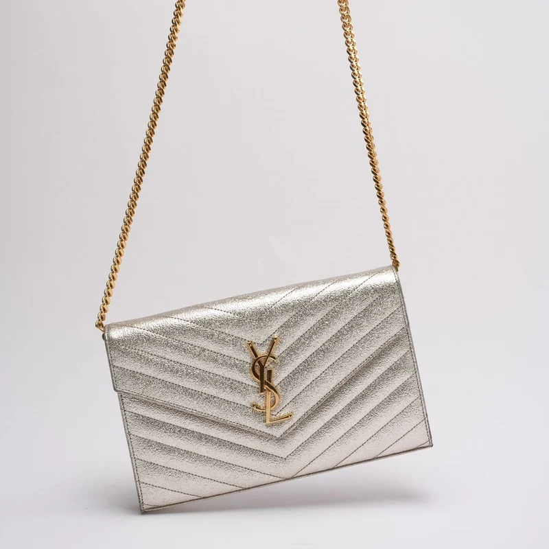 Saint Laurent Silberne Chevron-Monogramm-Geldbörse mit Umschlagkette