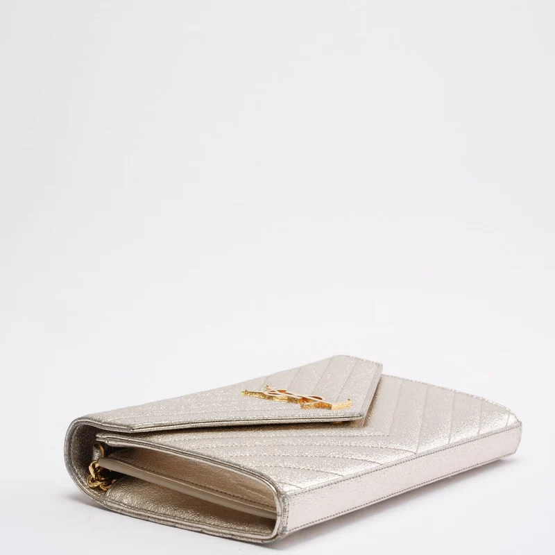 Saint Laurent Silberne Chevron-Monogramm-Geldbörse mit Umschlagkette