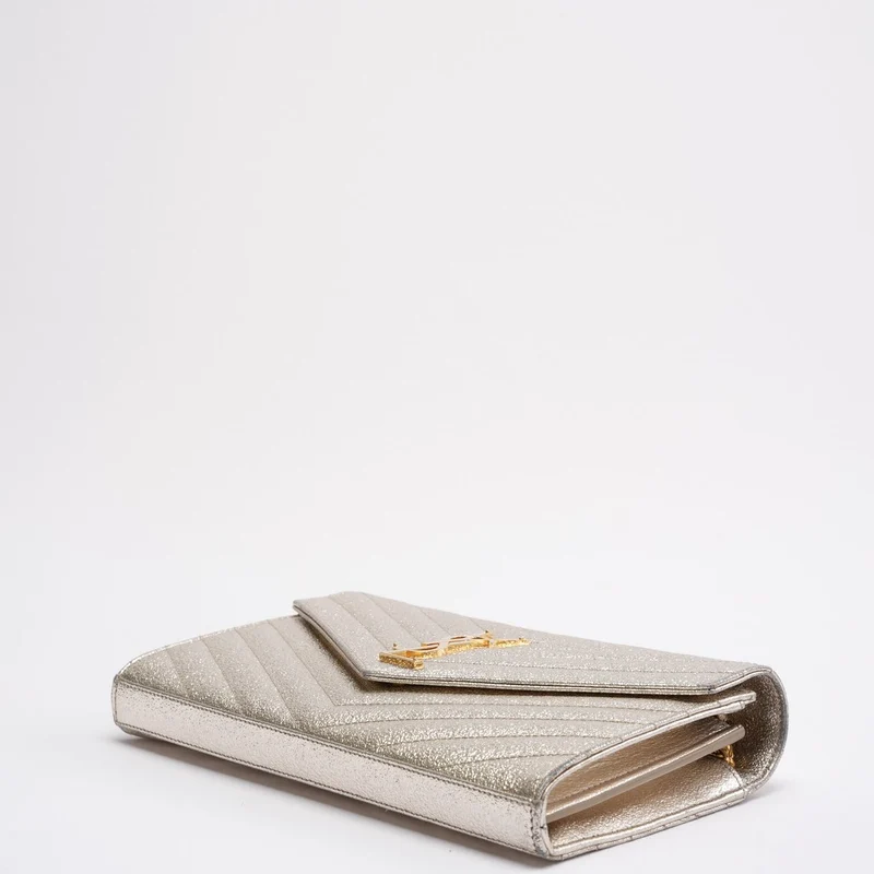 Saint Laurent Silberne Chevron-Monogramm-Geldbörse mit Umschlagkette