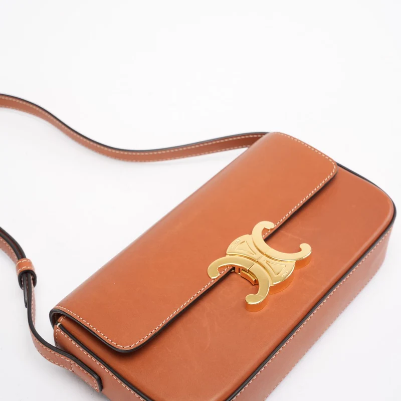 Celine Triomphe Claude Schultertasche aus braunem Kalbsleder, Modell 2024