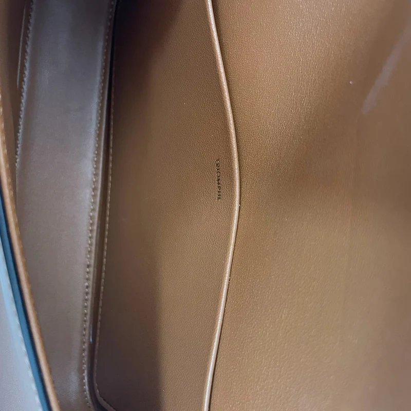 Celine Triomphe Claude Schultertasche aus braunem Kalbsleder, Modell 2024
