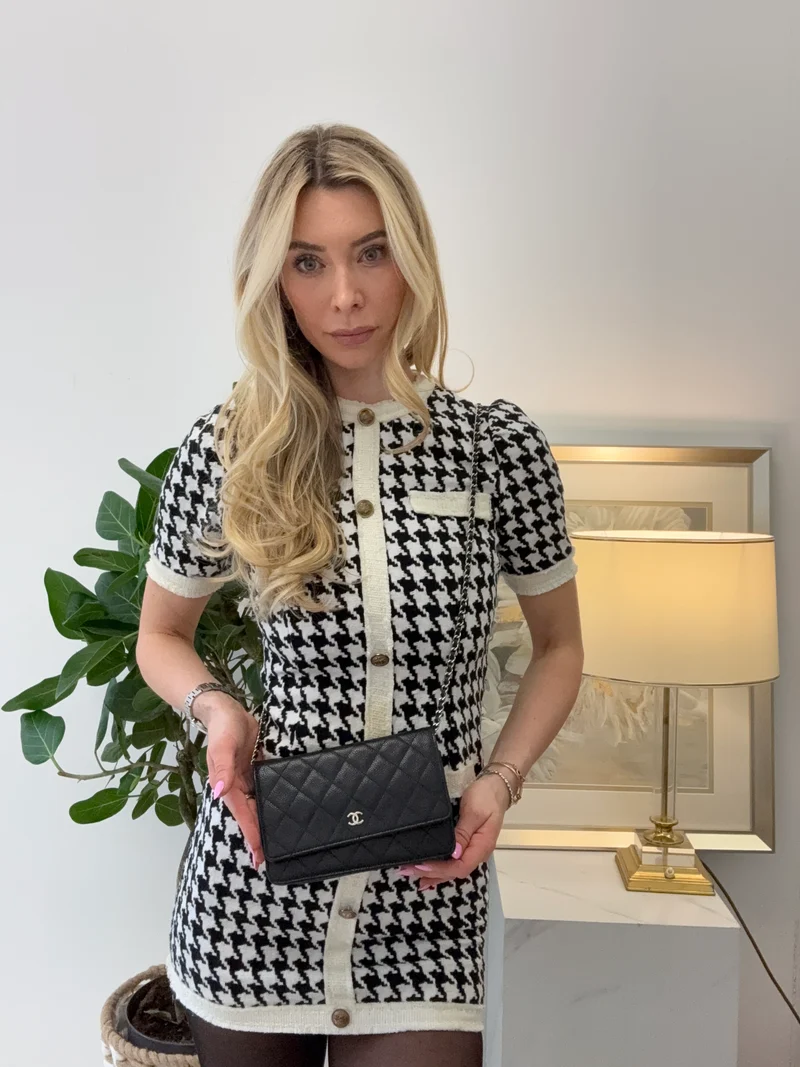 Chanel Schwarze Klassische Brieftasche mit Kette (WOC) 2018