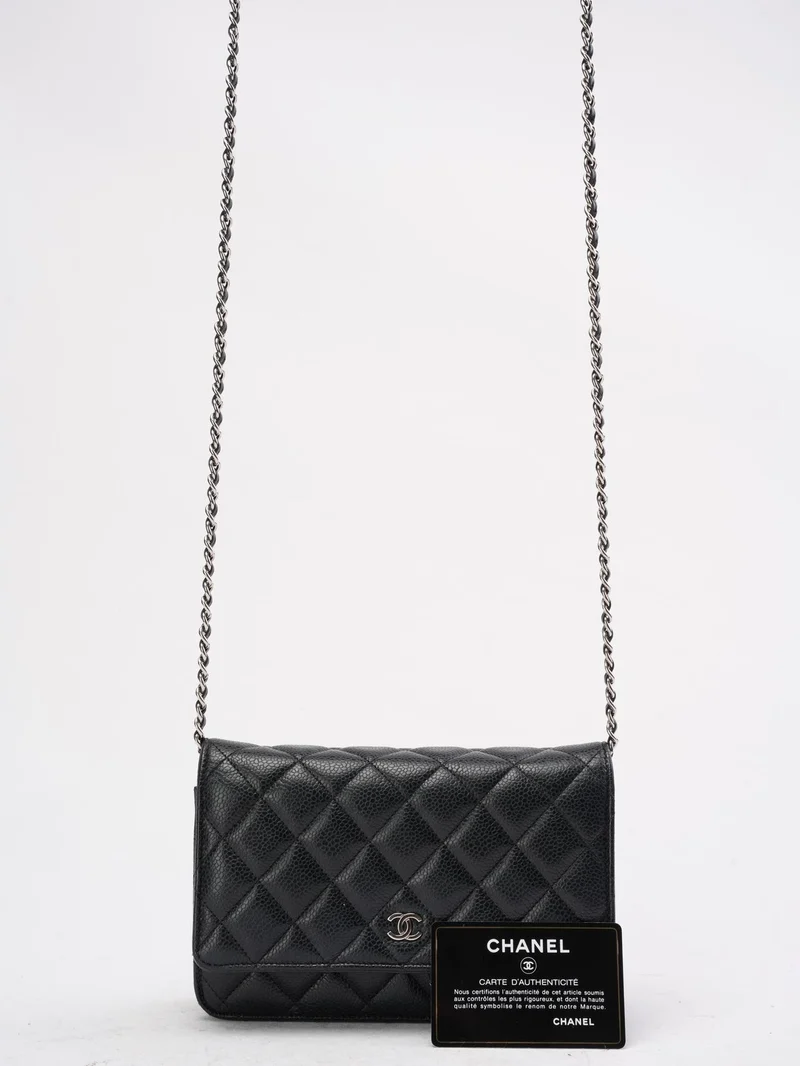 Chanel Schwarze klassische Brieftasche mit Kette (WOC) Caviar 2020