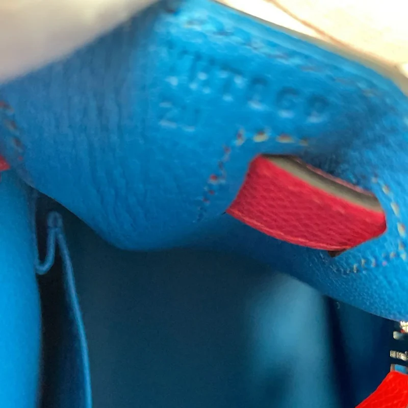 Hermès Kelly 28 Epsom Rose Extreme/ Rouge de Coeur mit Blue Zanzibar