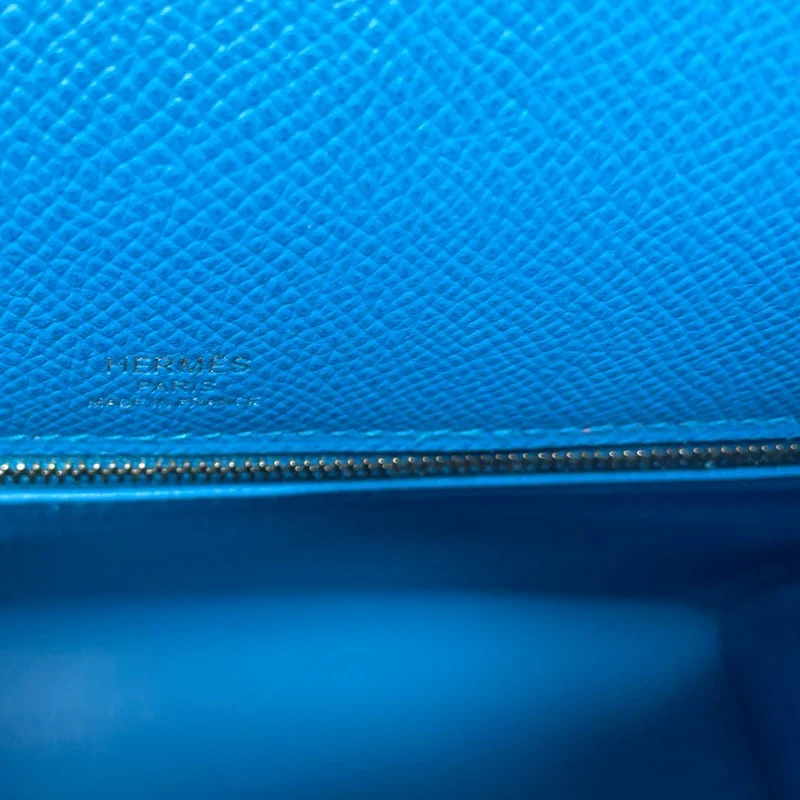 Hermès Kelly 28 Epsom Rose Extreme/ Rouge de Coeur mit Blue Zanzibar