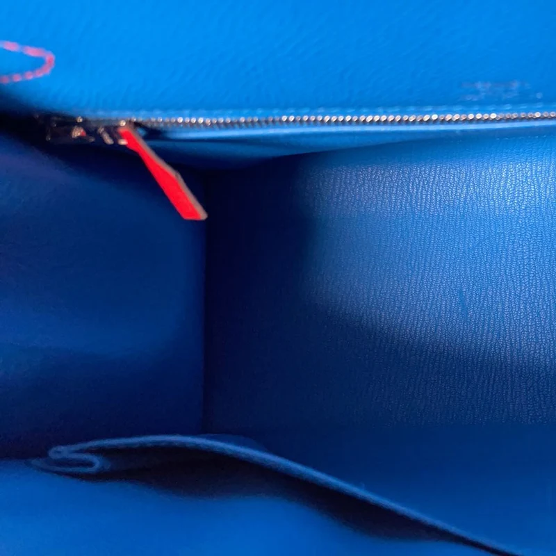 Hermès Kelly 28 Epsom Rose Extreme/ Rouge de Coeur mit Blue Zanzibar