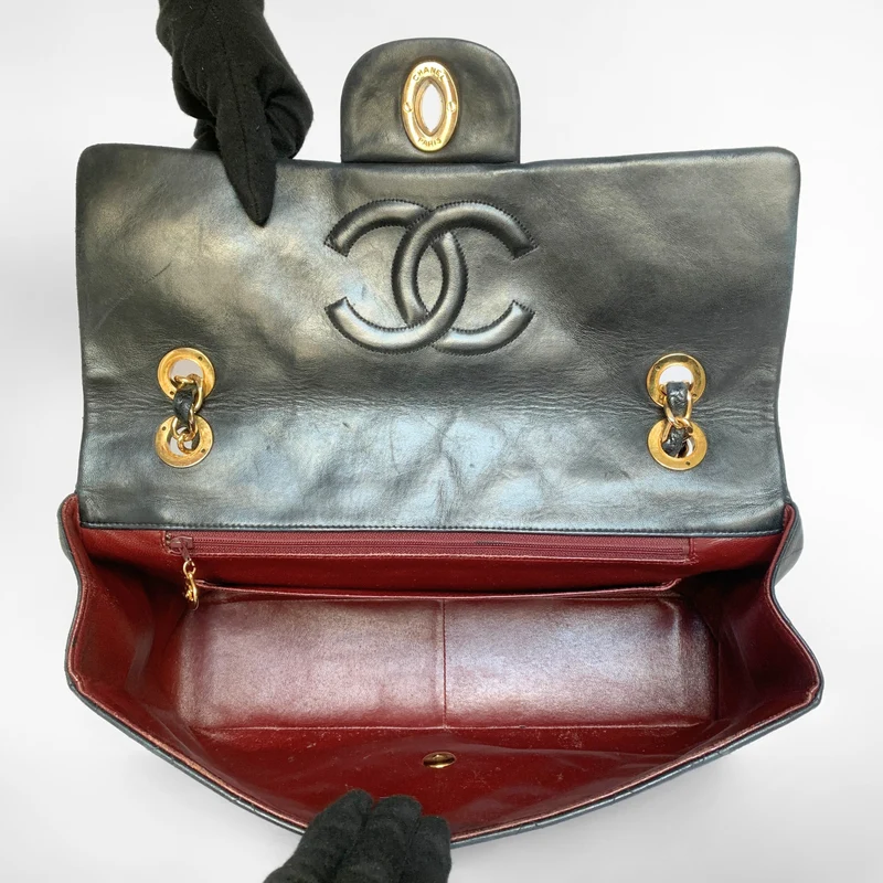 Chanel Classic Flap Bag Maxi Lamsleer
