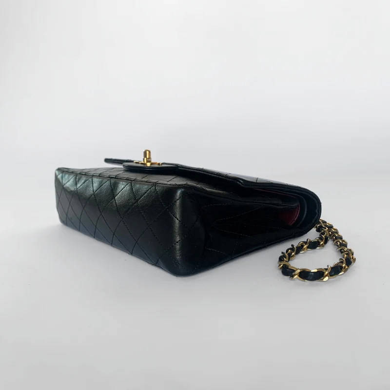Chanel Classic Flap Bag Medium lamsleer