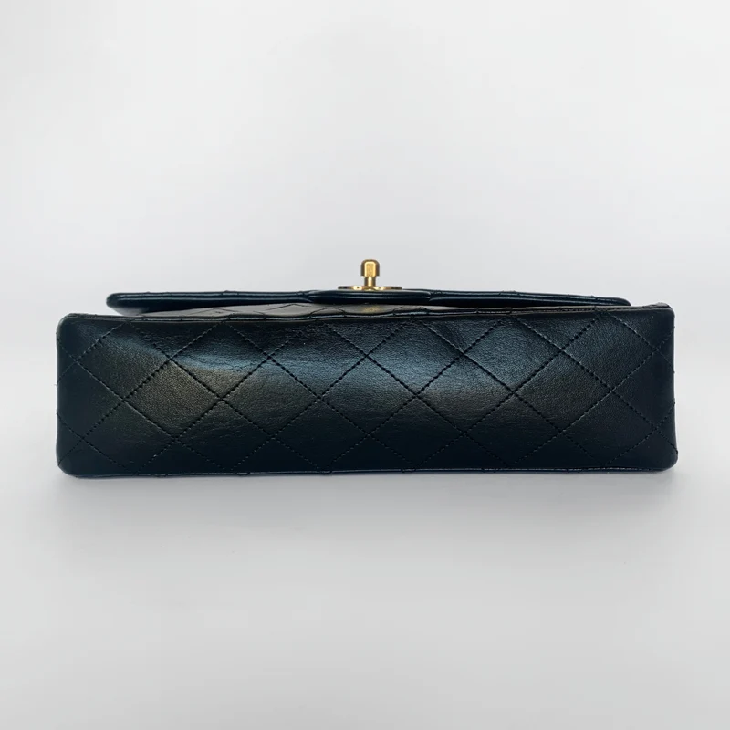 Chanel Classic Flap Bag Medium lamsleer