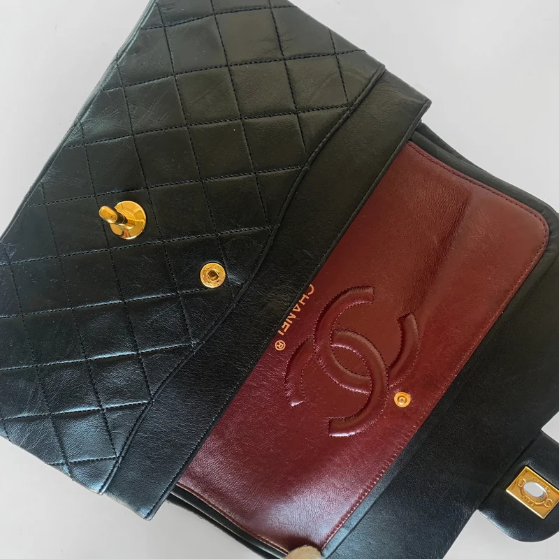 Chanel Classic Flap Bag Medium lamsleer