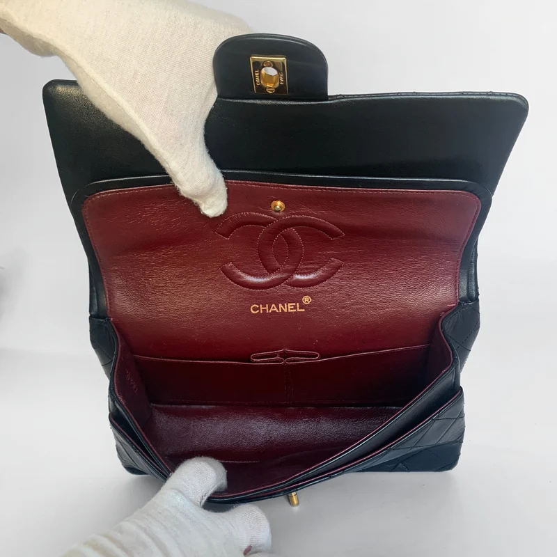 Chanel Classic Flap Bag Medium lamsleer