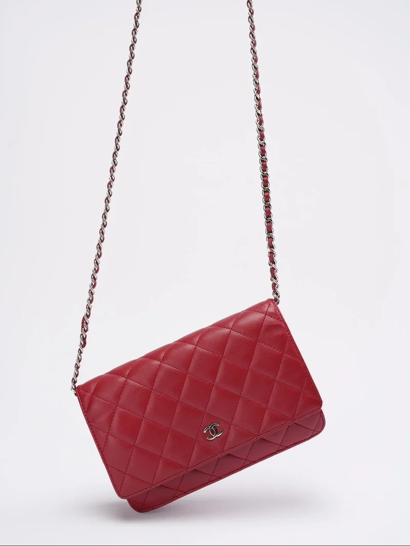Chanel Geldbörse mit Kette aus rotem Lammleder (WOC) 2011