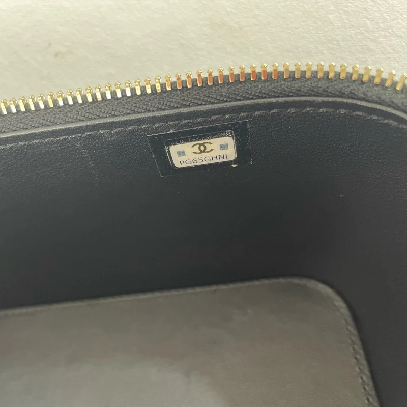 Chanel Kosmetiktasche aus schwarzem Lammleder, klein, mit Tragegriff