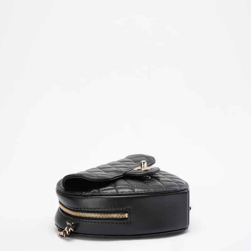 Chanel Clutch aus schwarzem Lammleder mit gestepptem CC-Logo in Herzform und Kette (2022)
