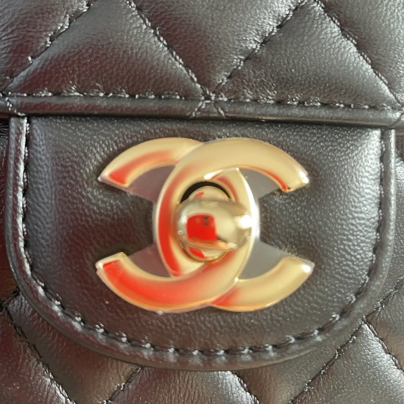 Chanel Clutch aus schwarzem Lammleder mit gestepptem CC-Logo in Herzform und Kette (2022)