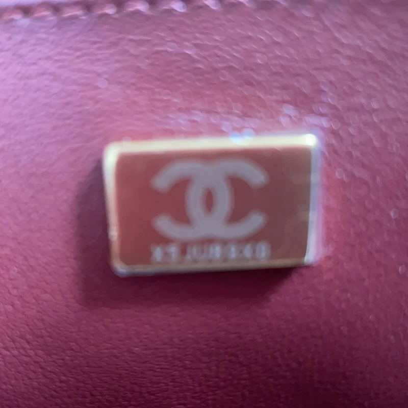 Chanel Clutch aus schwarzem Lammleder mit gestepptem CC-Logo in Herzform und Kette (2022)