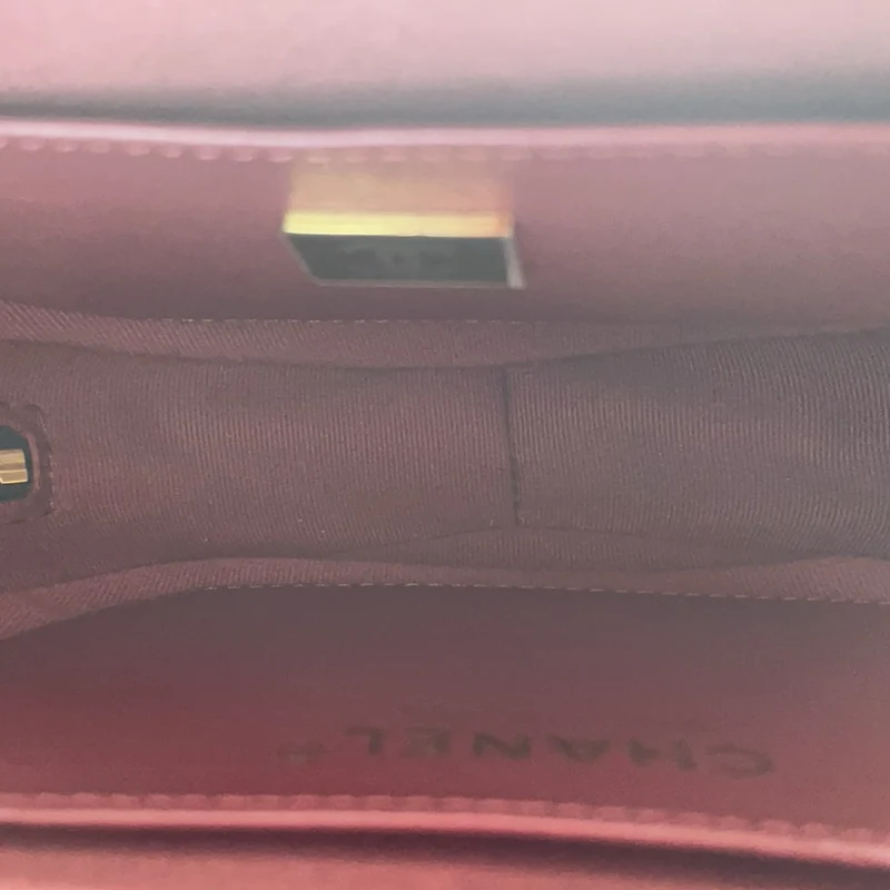 Chanel Clutch aus schwarzem Lammleder mit gestepptem CC-Logo in Herzform und Kette (2022)