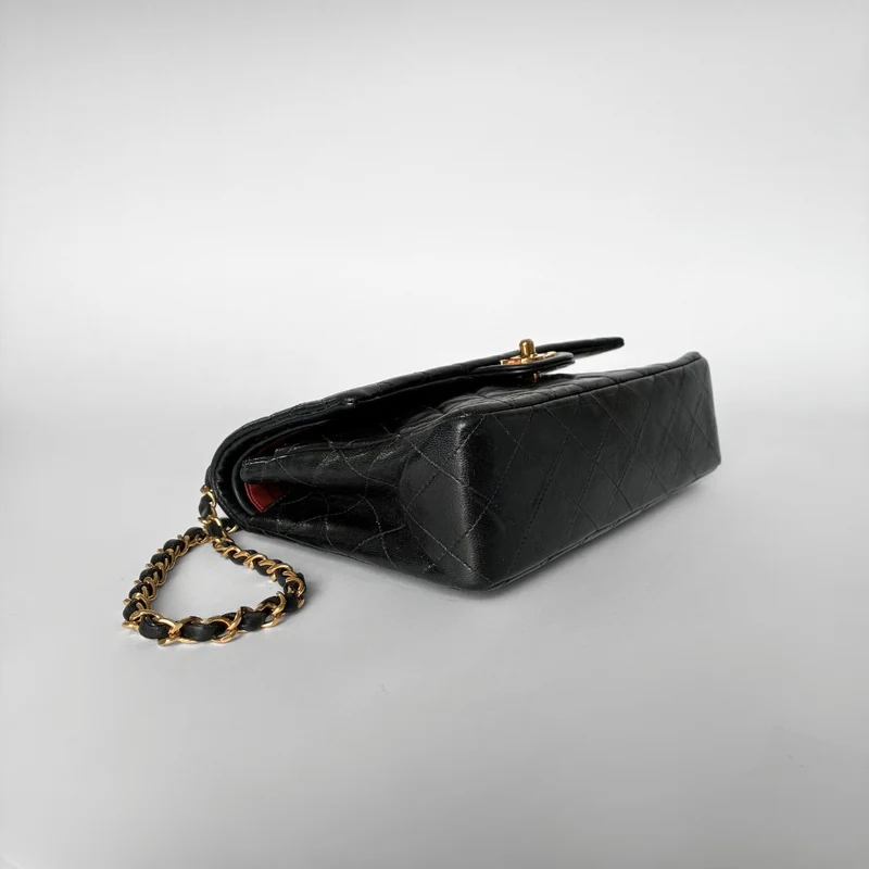 Chanel Classic Flap Bag Medium lamsleer