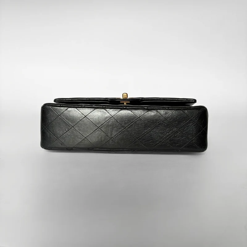 Chanel Classic Flap Bag Medium lamsleer