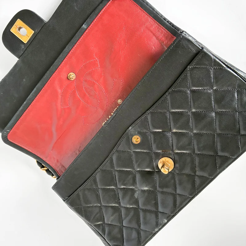 Chanel Classic Flap Bag Medium lamsleer
