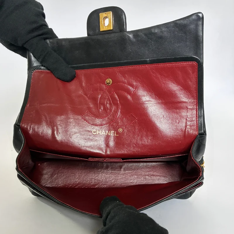 Chanel Classic Flap Bag Medium lamsleer