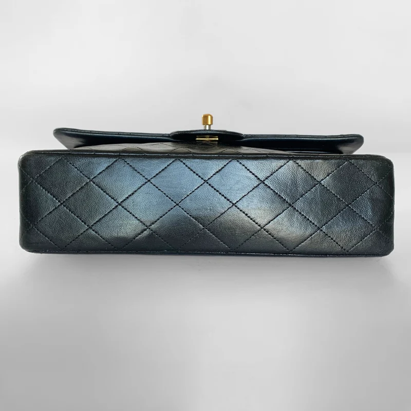 Chanel Classic Flap Bag Medium lamsleer