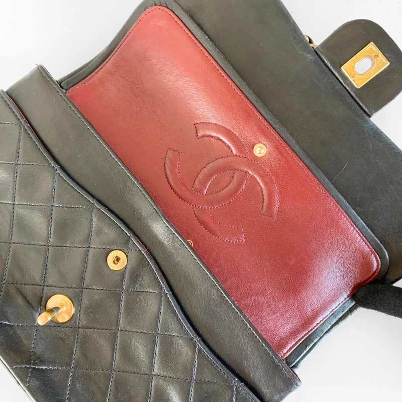 Chanel Classic Flap Bag Medium lamsleer