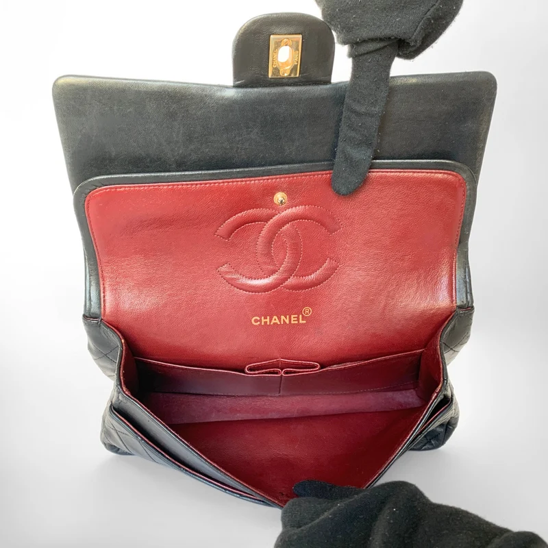 Chanel Classic Flap Bag Medium lamsleer