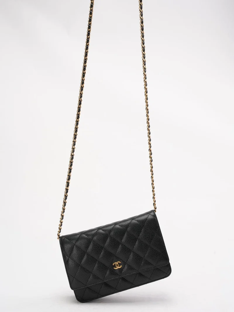 Chanel Schwarze klassische Brieftasche mit Kette (WOC) Caviar 2015