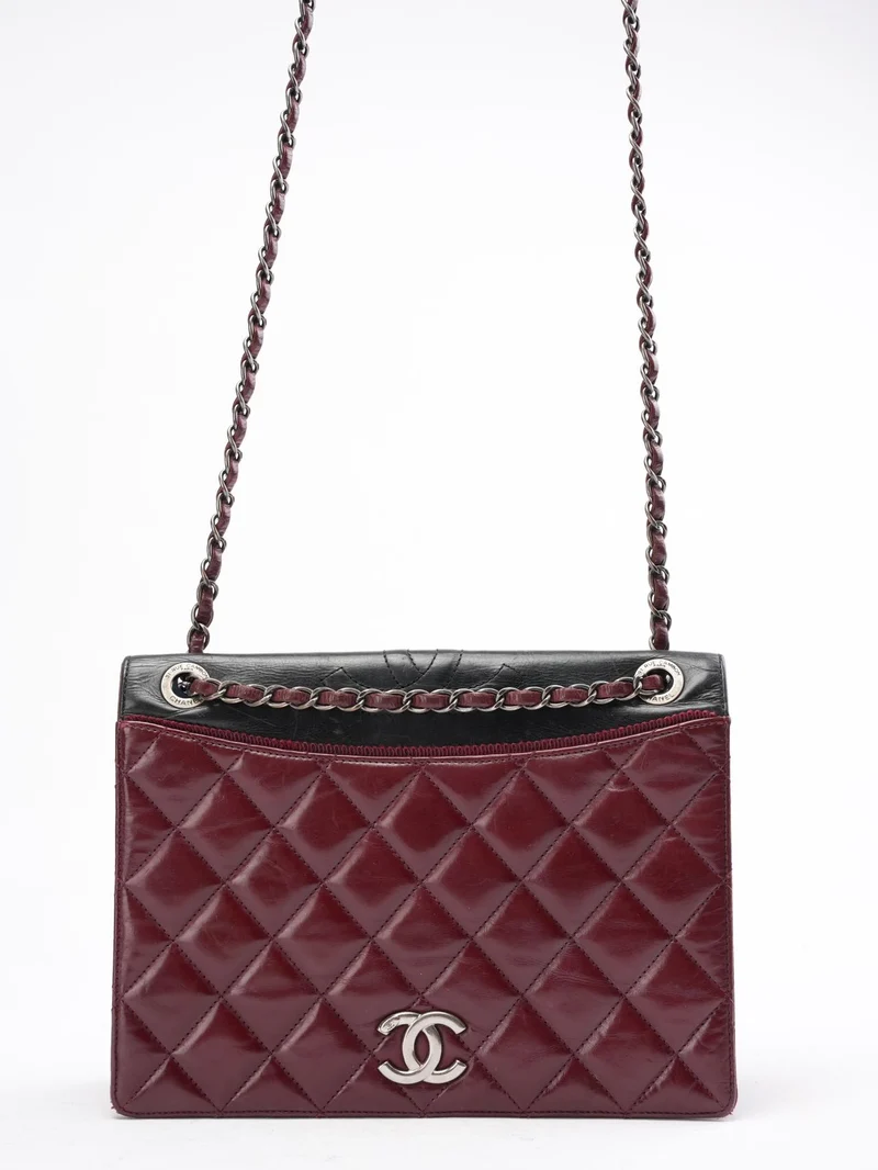 Chanel Ballerine Flap Bag aus burgunderrotem und schwarzem Lammleder, 2004