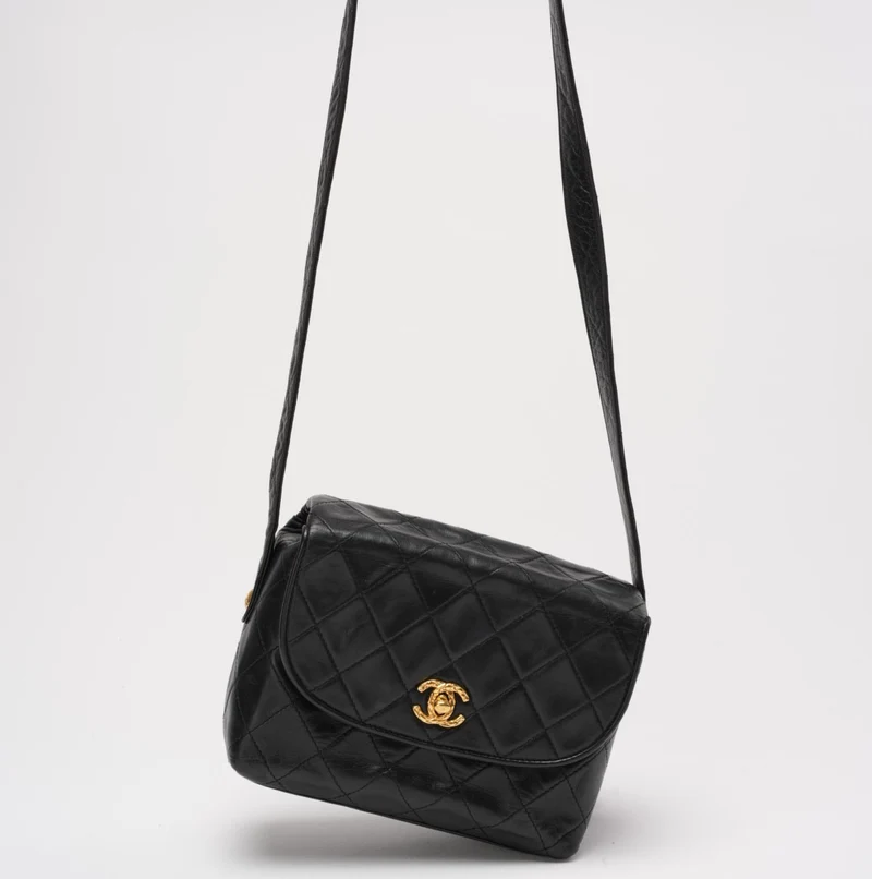 Chanel Vintage Schultertasche aus schwarzem Lammleder
