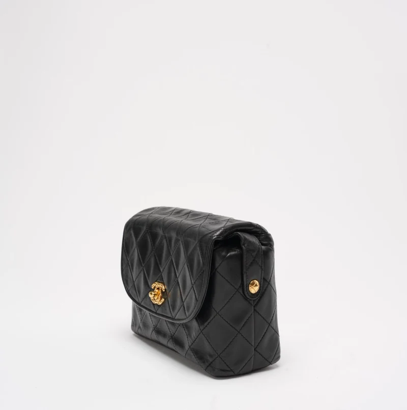 Chanel Vintage Schultertasche aus schwarzem Lammleder
