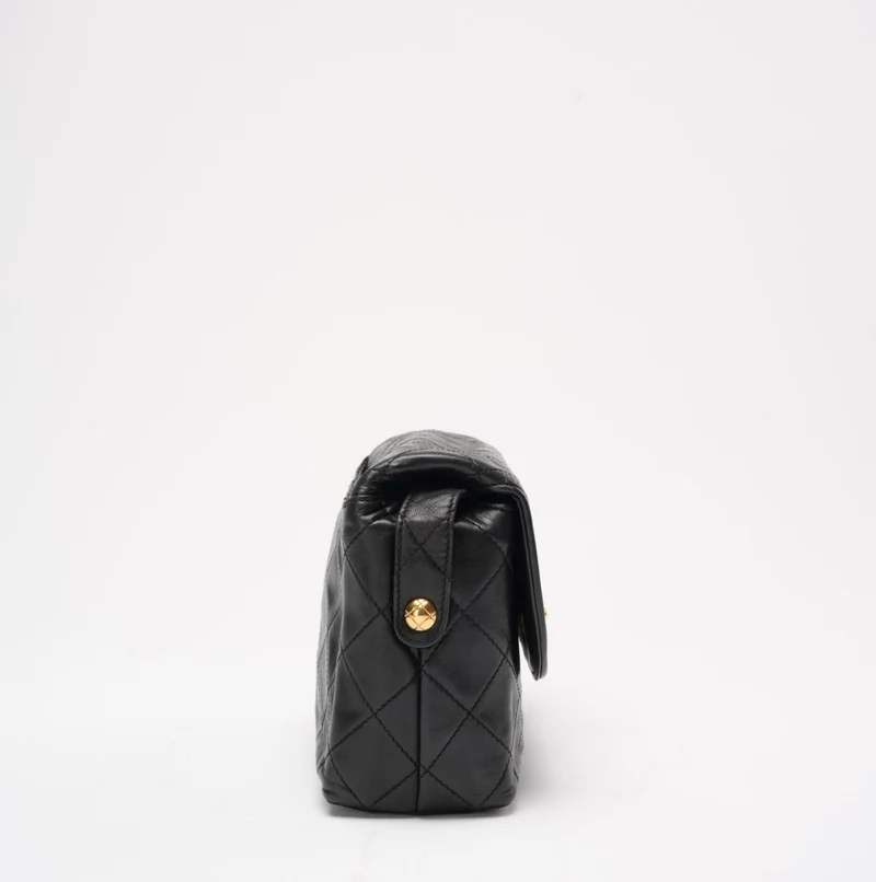 Chanel Vintage Schultertasche aus schwarzem Lammleder