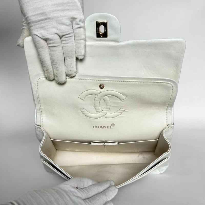 Chanel Classic Flap Bag Medium lamsleer