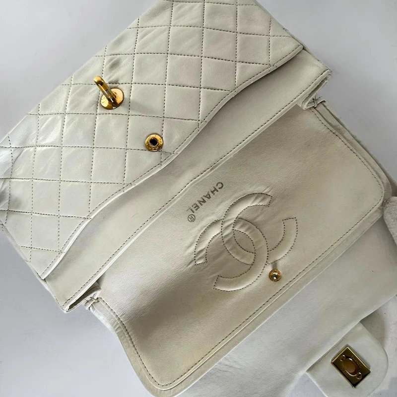 Chanel Classic Flap Bag Medium lamsleer