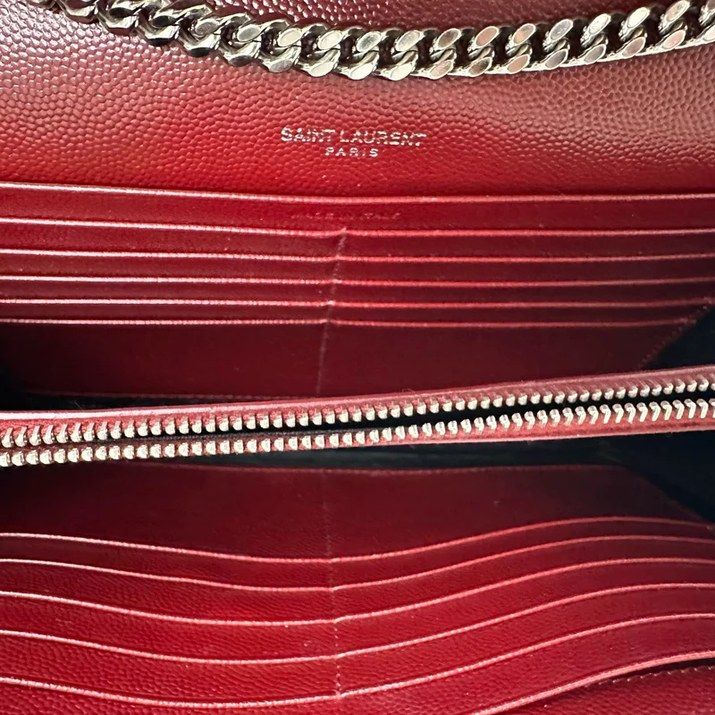 Saint Laurent Mittelgroße Geldbörse mit Kette in Burgunderrot mit Monogramm