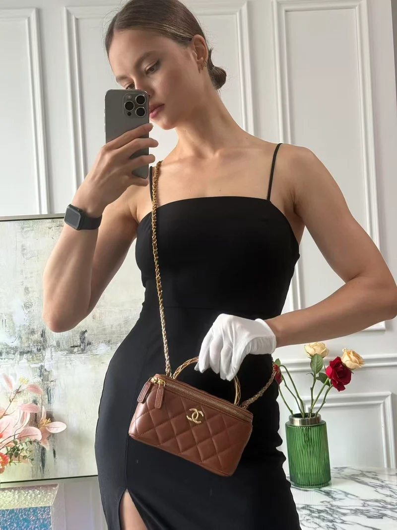 Chanel – Langer Kosmetikkoffer in Karamell mit Kettengriff oben