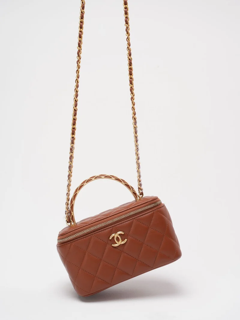 Chanel – Langer Kosmetikkoffer in Karamell mit Kettengriff oben