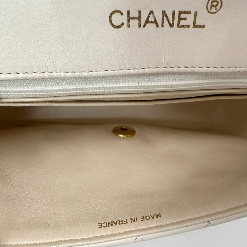 Chanel Vintage Diana Flap Bag Weißes Leder 24K Gold