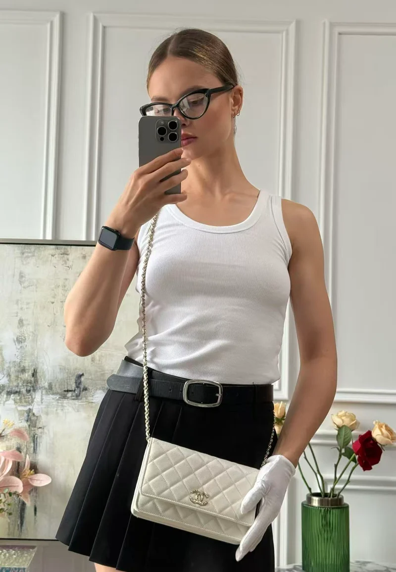 Chanel Geldbörse mit Kette (woc) Weißes Kaviarleder 2023