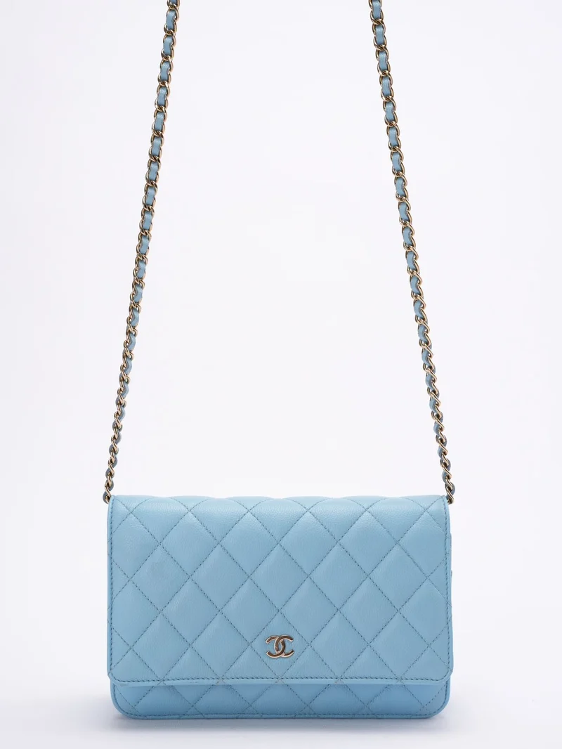 Chanel Classic Wallet an der Kette Hellblaues Kaviarleder Woc
